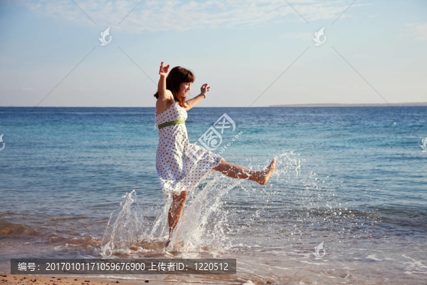 海岸快樂女子