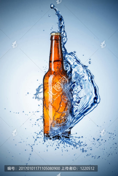 帶濺水的啤酒瓶