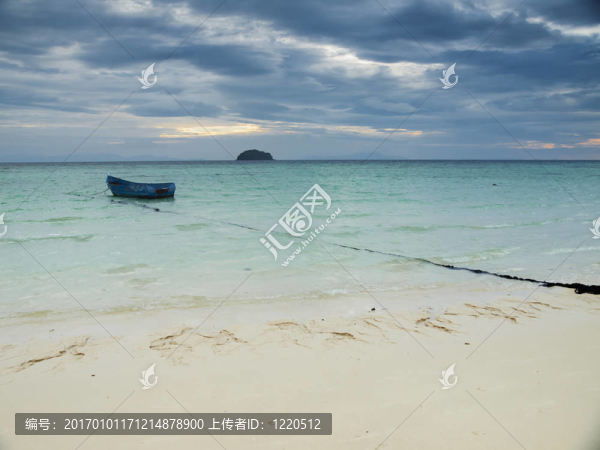 海上的多云早晨