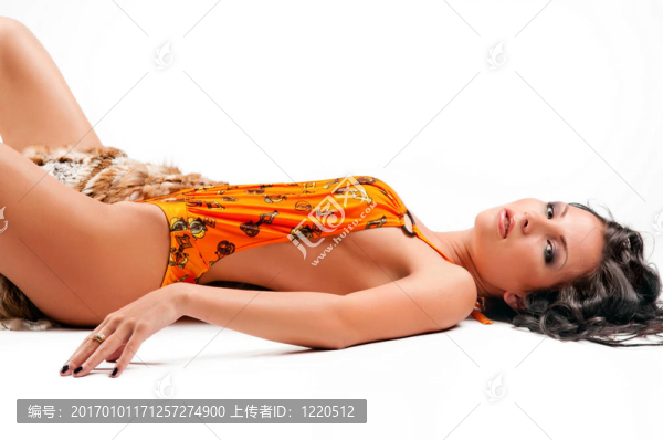 美麗的女人躺在光的背景