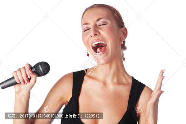 女人唱歌在WHI孤立麥克風可愛的畫像