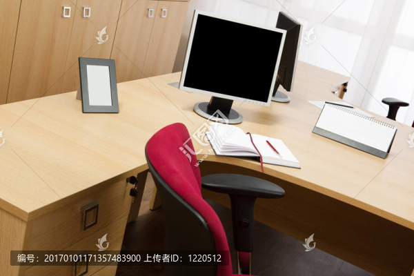 書桌上的顯示器