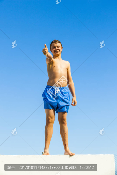可愛的男孩在屋頂上