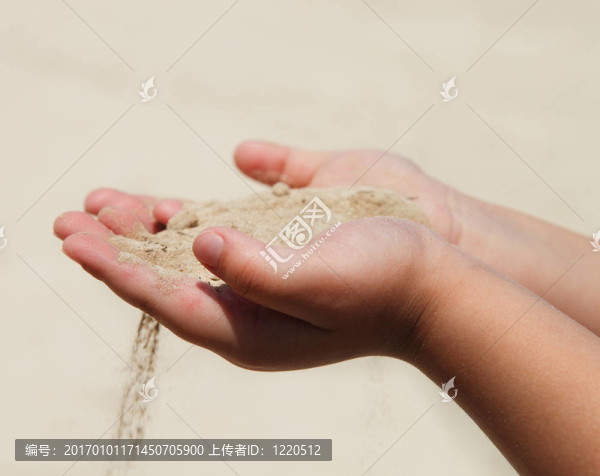手中握著孩子的沙