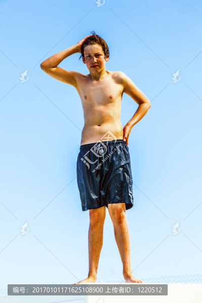 可愛的男孩在屋頂上