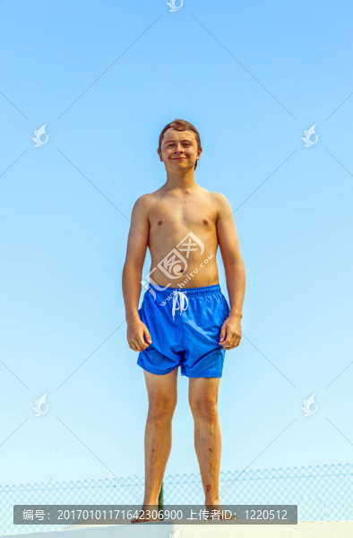 可愛的男孩在屋頂上