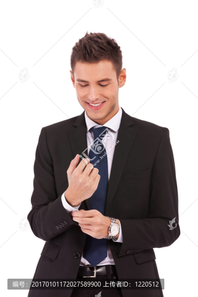 微笑的生意人扣袖子