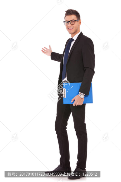 商務人士給演示持有剪貼板