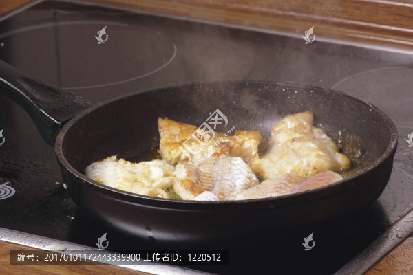 鍋中煎魚