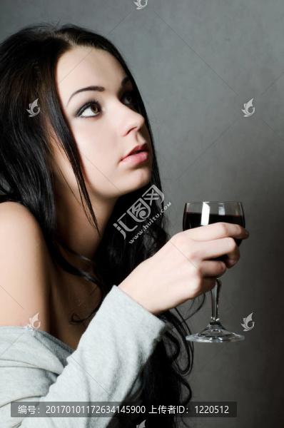 美麗的女孩與酒杯
