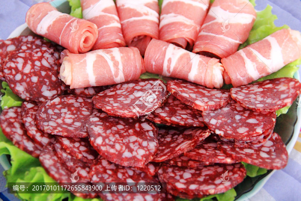 桌上美味的香腸和肉