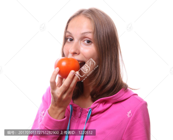 吃西紅柿的女人；孤立的