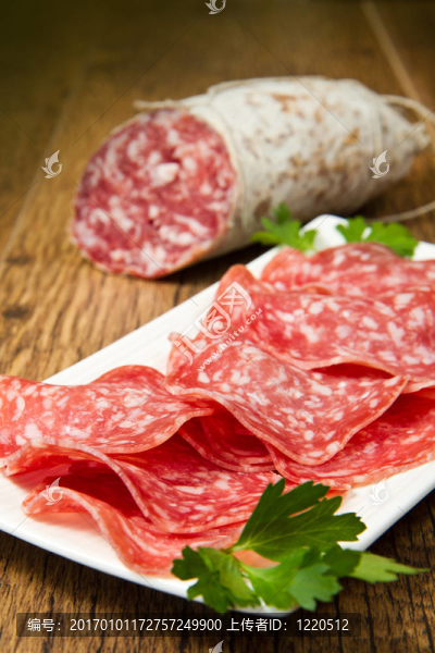 意大利臘腸切片木質(zhì)背景
