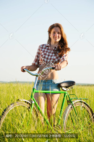 在草地上騎自行車的女孩