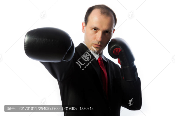 商人用領帶和拳擊手套打孔；水平