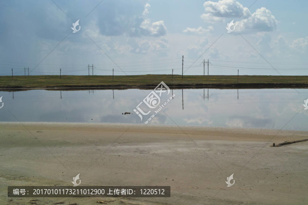 多云天空下的湖沙海岸