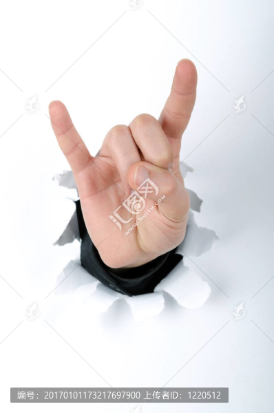 手穿過紙上的洞