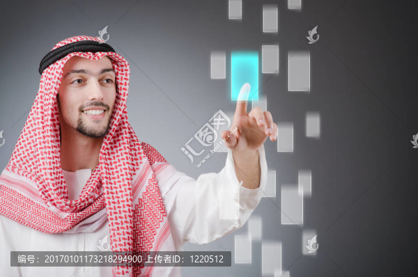 年輕阿拉伯人按下虛擬按鈕