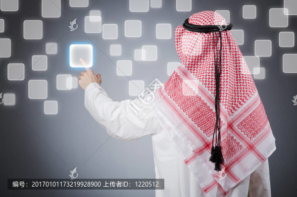 年輕阿拉伯人按下虛擬按鈕