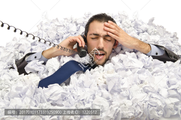 滿是皺紋紙的男人
