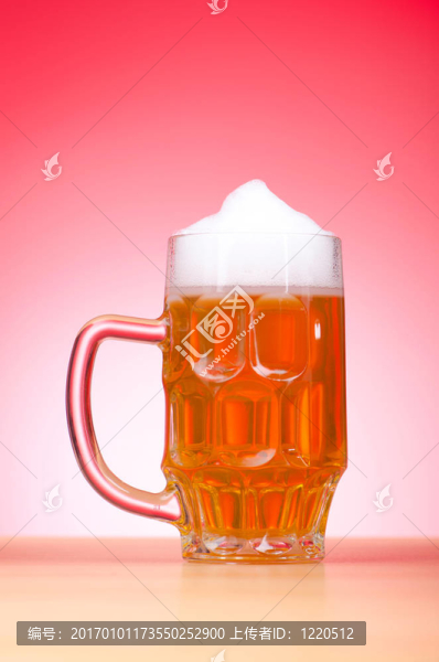 桌上啤酒杯