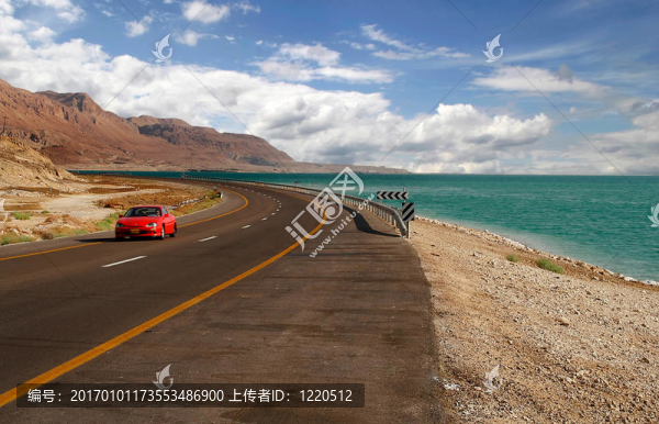 公路上的紅色汽車。