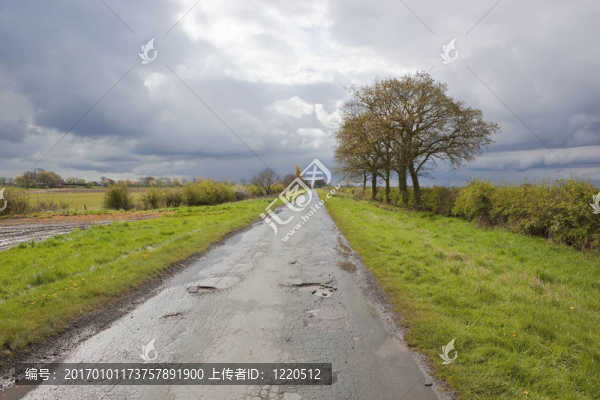 雨天的農(nóng)村公路