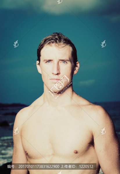 海灘上的男人肖像