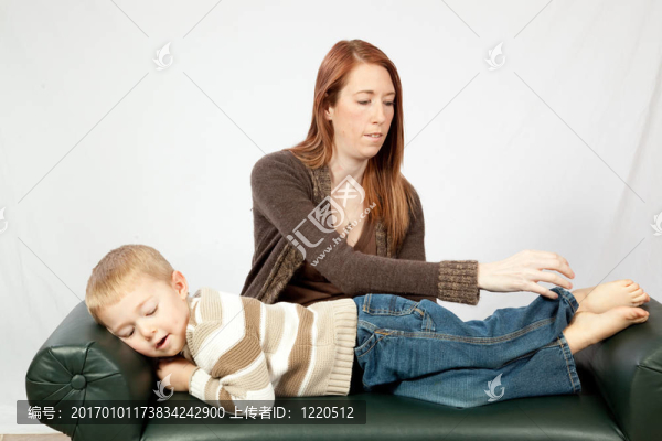 可愛(ài)的紅發(fā)和她年幼的兒子