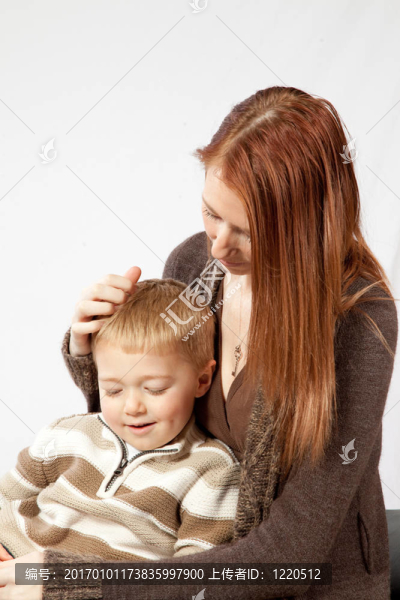 可愛的紅發(fā)和她年幼的兒子