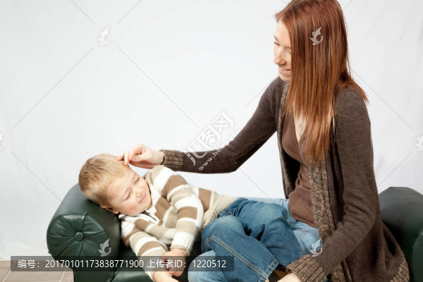 可愛的紅發(fā)和她年幼的兒子