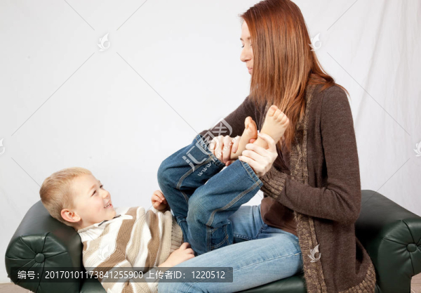 可愛(ài)的紅發(fā)和她年幼的兒子