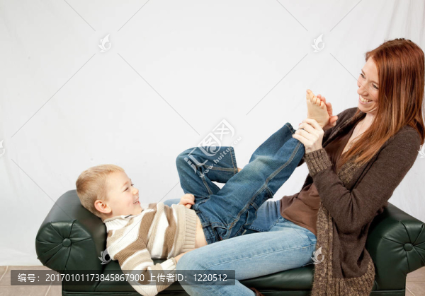 可愛的紅發(fā)和她年幼的兒子