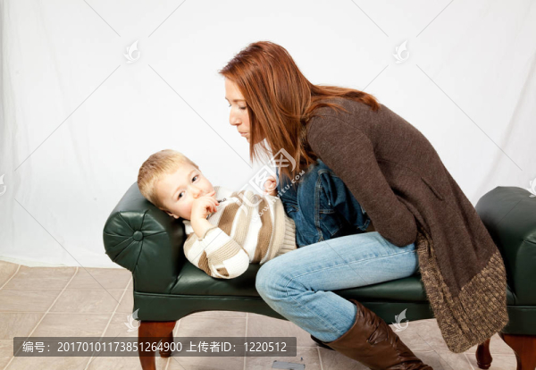 可愛(ài)的紅發(fā)和她年幼的兒子