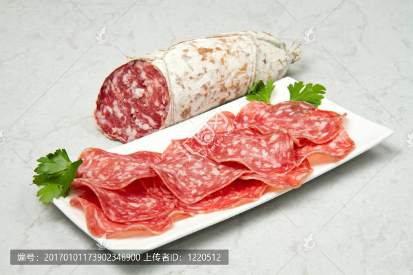 意大利臘腸切片在大理石臺面上