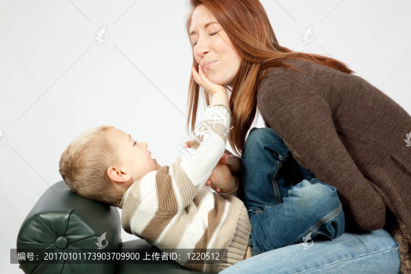 可愛的紅發(fā)和她年幼的兒子