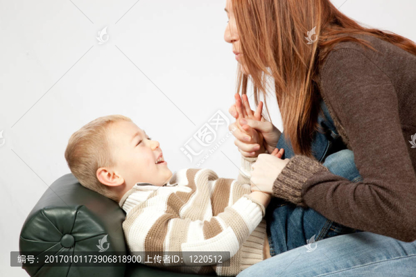 可愛的紅發(fā)和她年幼的兒子