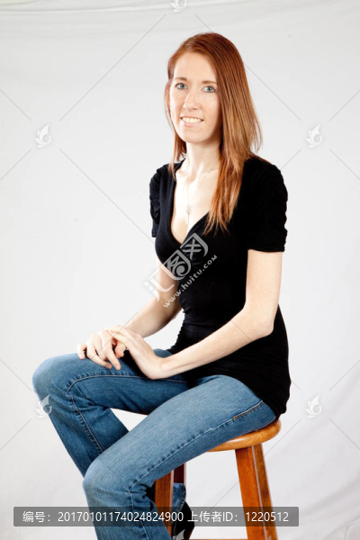 漂亮的白人女人快樂(lè)地微笑
