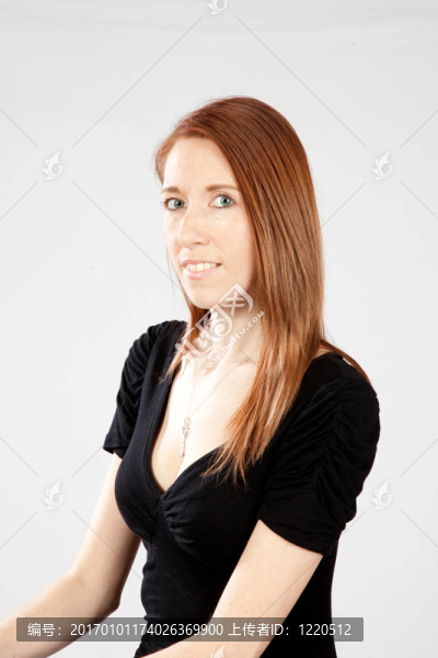 漂亮的白人女人快樂地微笑