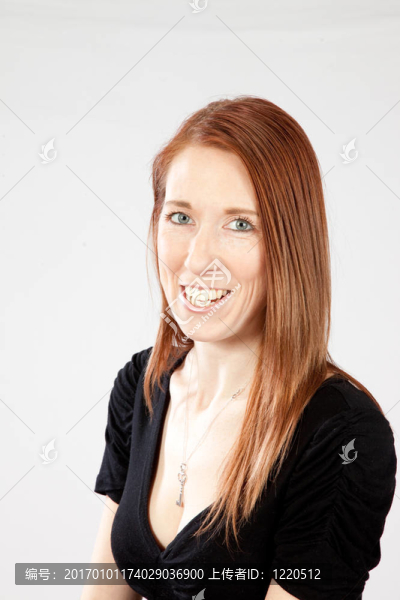 漂亮的白人女人快樂地微笑