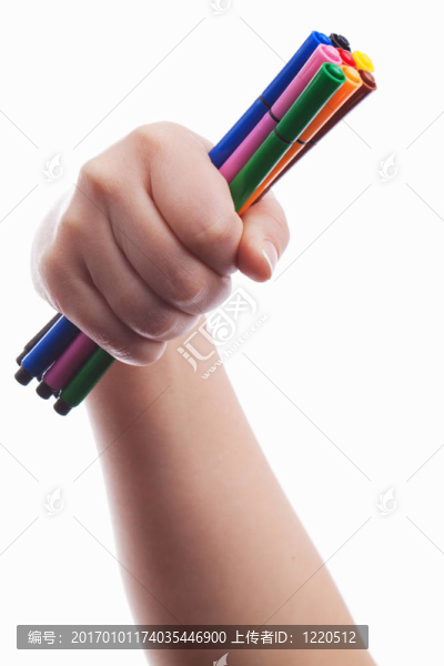 手持彩色筆