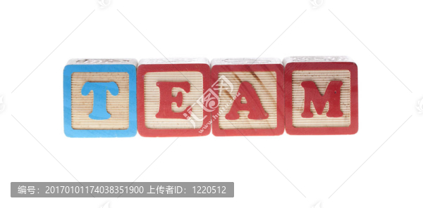 團(tuán)隊(duì)寫字母木制立方體孤立
