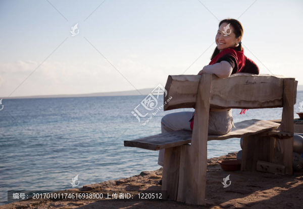 幸福的成熟女人靠近大海