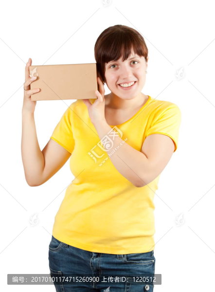 年輕女子抱著紙箱