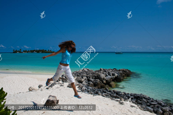 女子在海灘上跳