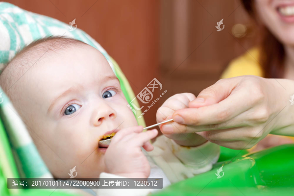母親用勺子喂女兒