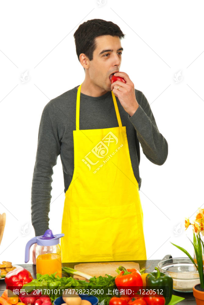 男人在廚房吃蘋果
