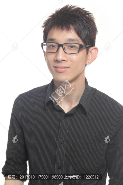 中國男人對著相機微笑
