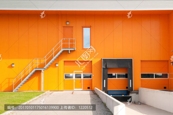 帶裝載碼頭和防火梯的橙色建筑