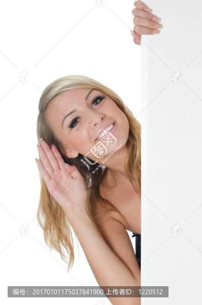拿著一張空白廣告牌的女人